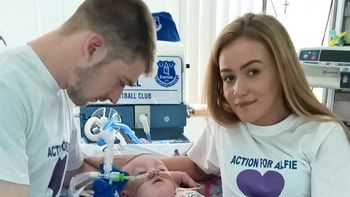 Los papás de Alfie, Tom Evans, de 21 años, y Kate James, de 20 Los papás de Alfie, Tom Evans, de 21 años, y Kate James, de 20