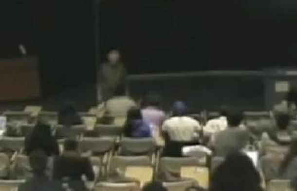 Un estudiante se queda dormido en clase y tiene una pesadilla