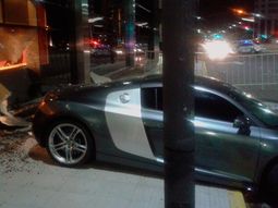 Así quedó el auto que se incrustó contra el Hilton 