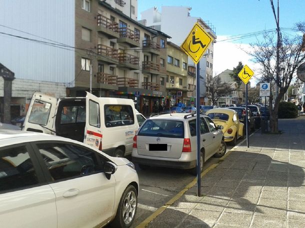 Multas: cuánto puede costar una infracción por estacionar arriba de la vereda