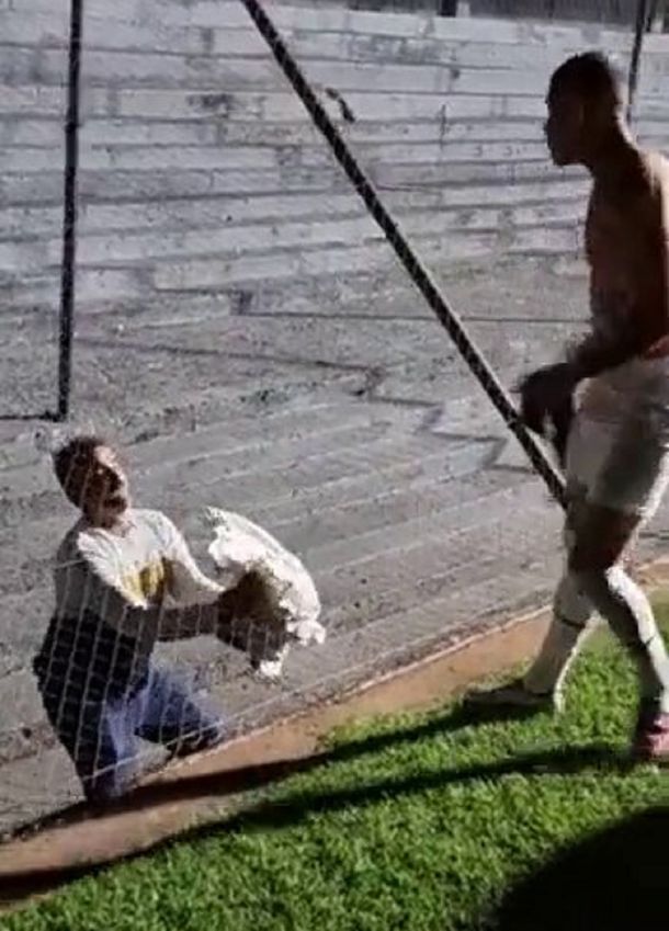 Bebote Álvarez volvió a ver a Independiente en una cancha: le regalaron una camiseta