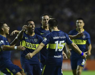 Tevez celebra el gol de Nández, el segundo del Xeneize ante Colón