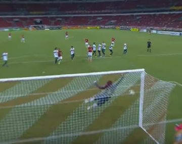 La pelota ya se coló en el ángulo de Jean