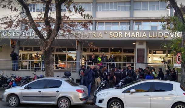 Una policía amamantó a un bebé internado en un hospital de La Plata y la foto se viralizó