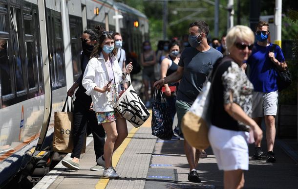 Reino Unido: planean infectar con coronavirus a voluntarios para probar potenciales vacunas