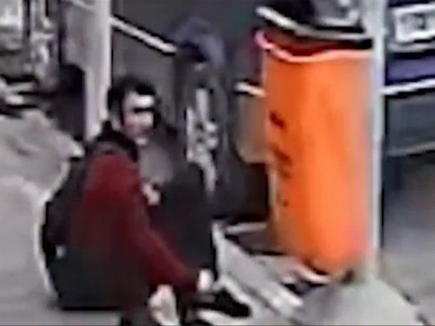 VIDEO: Robó la batería de un auto mientras fingía que se cambiaba las medias