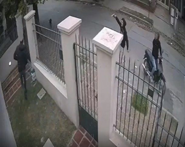 Córdoba: un hombre se defendió de motochorros a bidonazos