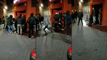Golpean de manera brutal a una chica por una pulsera Golpean de manera brutal a una chica por una pulsera