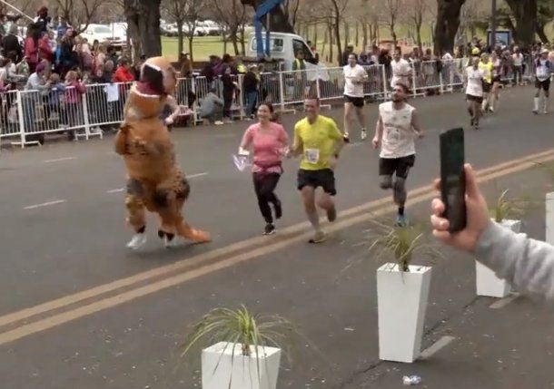 Insólito: corrió toda la Maratón de Buenos Aires disfrazado de dinosaurio