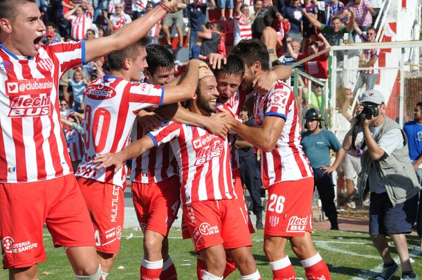Unión pegó sobre el final y se quedó con el clásico santafesino ante Colón