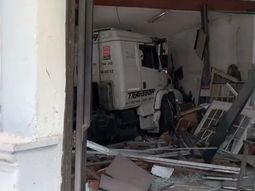 Un camión se incrustó en un negocio tras chocar con un colectivo