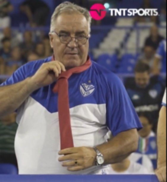 El insólito momento entre un hincha de Vélez y un periodista antes del partido
