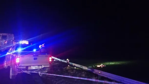 Los rescatistas tratan de dar con el auto sumergido, en La Pampa. Los rescatistas tratan de dar con el auto sumergido, en La Pampa.