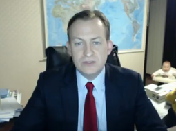 Daba una entrevista cuando sus hijas lo interrumpieron Daba una entrevista cuando sus hijas lo interrumpieron