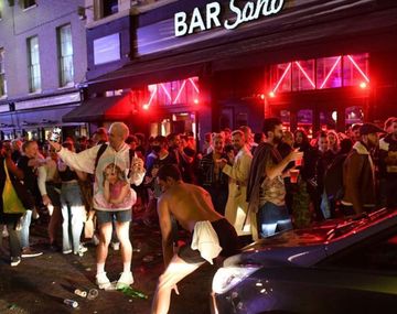 Cierran algunos bares de inglaterra por casos de coronavirus tras el caos del fin de semana. Foto: El Comercio