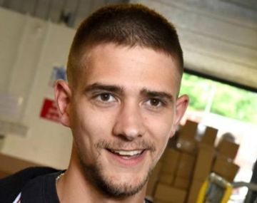 El joven que casi muere por morderse las uñas