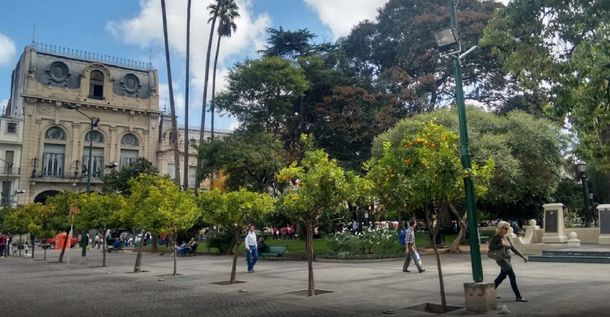 Salta: abandonaron a una nena de 2 años en la plaza 9 de Julio