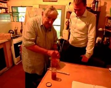 Mujica enseña a hacer una salsa para la TV holandesa