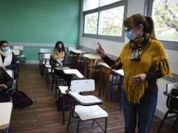 La OMS advierte ante la apertura de las escuelas: Es arriesgado y empeorará la situación