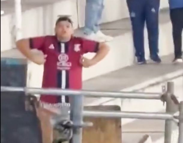 Problemas para Talleres: le abrieron un expediente por gestos racistas de sus hinchas