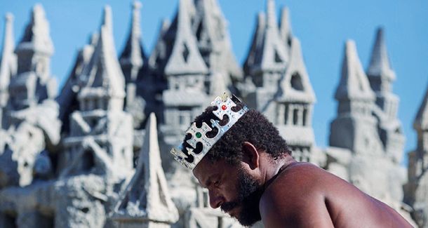 Se convirtió en el Rey de la playa después de vivir 22 años en un castillo de arena