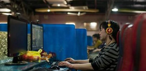Un joven chino vive hace seis años en un cyber café