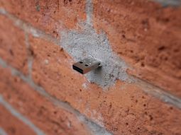 ¿Por qué hay USBs escondidas por el mundo?