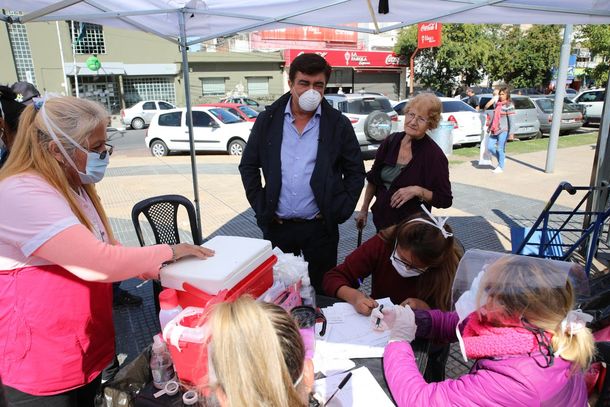 Fernando Espinoza anunció un bono de 12 mil pesos para personal de salud y emergencia