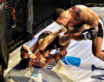 Pitbull Martínez fue el gran protagonista de la noche y se quedó con el cinturón