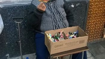 el abuelo que regala barquitos a los chicos el abuelo que regala barquitos a los chicos