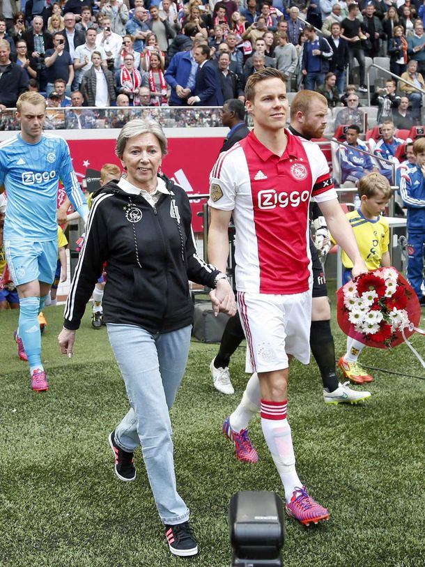 Los jugadores del Ajax salieron a la cancha de la mano de sus madres