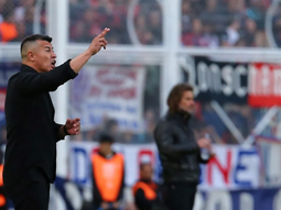 Almirón perdió en su debut: En el segundo tiempo los metimos en su arco