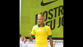 neymar presento la nueva camiseta de brasil neymar presento la nueva camiseta de brasil