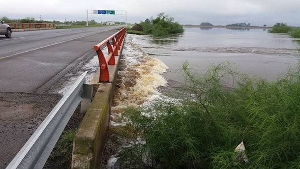 El temporal provocó el desborde de la autopista que une Rosario y Santa Fe