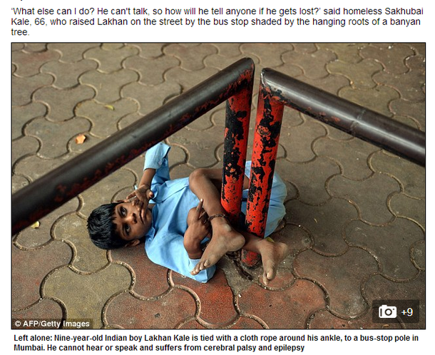 Conmoción internacional por una abuela que encadena a su nieto para mantenerlo controlado mientras trabaja