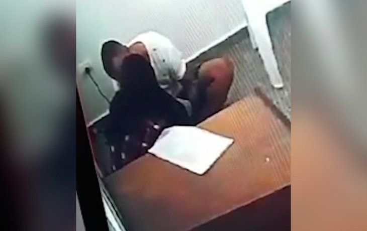 Descubren a una jueza besándose con un condenado a cadena perpetua