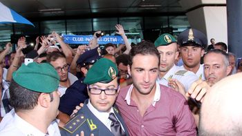 locura en italia por la llegada del pipita higuain a napoles locura en italia por la llegada del pipita higuain a napoles