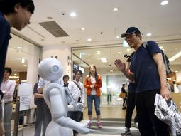 pepper, el robot que ya trabaja en un banco japones pepper, el robot que ya trabaja en un banco japones