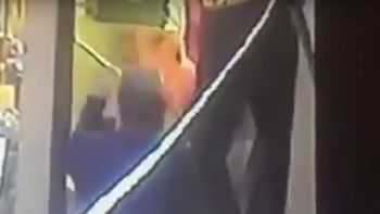 Un chef le tiró condimento picante en los ojos a un cliente que criticó su comida Un chef le tiró condimento picante en los ojos a un cliente que criticó su comida