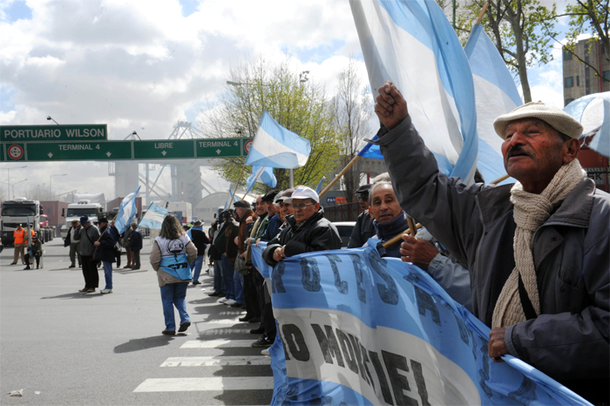 Los estibadores portuarios anuncian una medida de fuerza