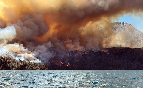 VIDEOS: Terribles imágenes de los incendios en el Parque Nacional Los Alerces y el lago Cholila