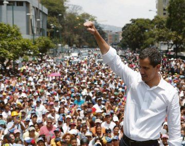 Crisis en Venezuela: Guaidó llamó a nuevas protestas y avanza hacia los cuarteles militares