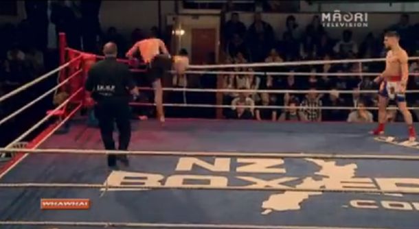 VIDEO: Lo noquearon y bajó del ring de la peor manera