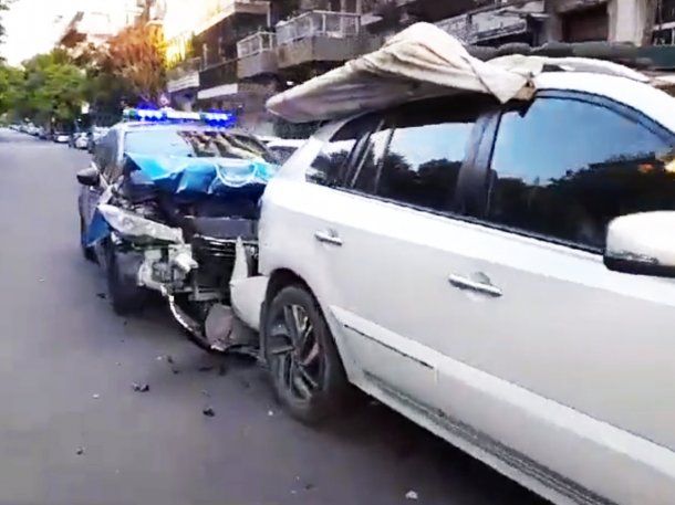 Caballito: un patrullero embistió a una camioneta y chocó a dos autos de colección