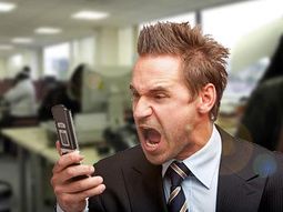 Enojado con el celular Enojado con el celular