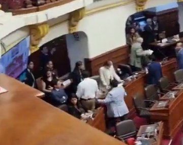 Perú: congresistas a las piñas dentro del recinto