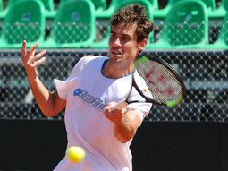 Guido Pella, único jugador en la cancha de Parque Sarmiento Guido Pella, único jugador en la cancha de Parque Sarmiento