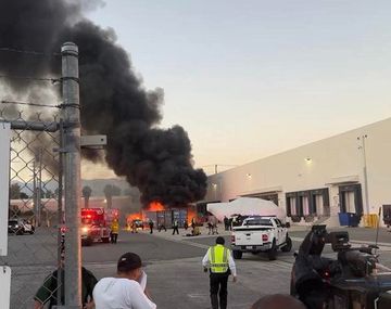El helicóptero cayó en Chatsworth, se prendió fuego y alcanzó autos estacionados.