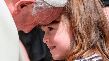 francisco recibio a una nena que pidio conocerlo antes de quedarse ciega francisco recibio a una nena que pidio conocerlo antes de quedarse ciega