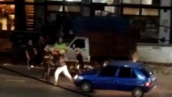 Espectacular pelea de tránsito frente a una escuela de boxeo Espectacular pelea de tránsito frente a una escuela de boxeo